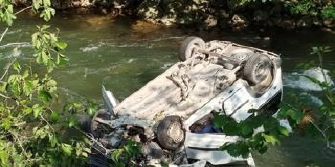 Hafif ticari araç dereye yuvarlandı: 2 ölü, 1 yaralı