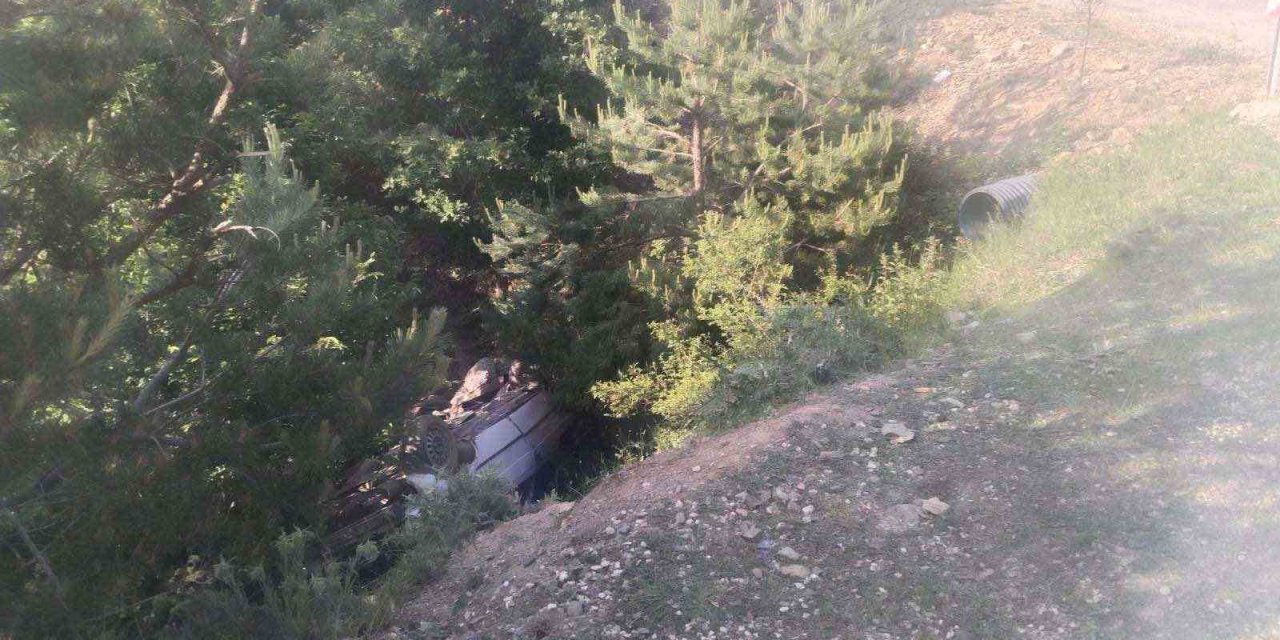 Virajı alamayan otomobil şarampole yuvarlandı: 3 yaralı