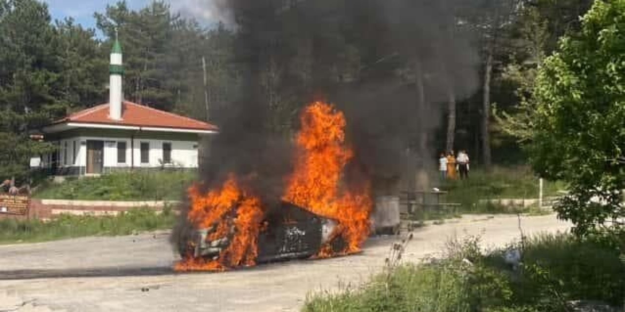 Aniden alev alan otomobil küle döndü