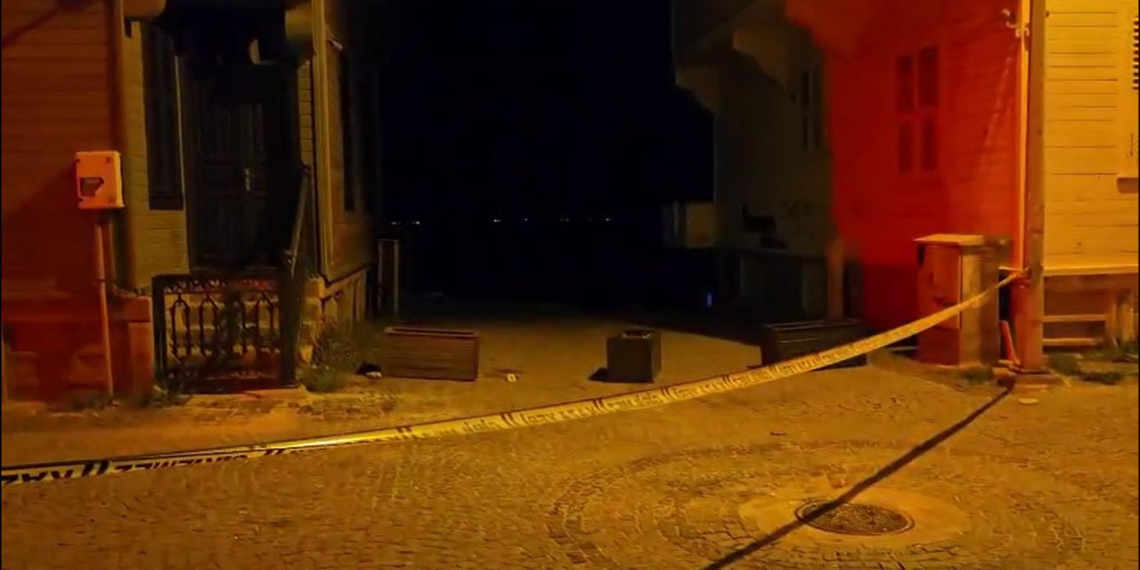 Yolda yürürken bıçaklı saldırıya uğradılar!