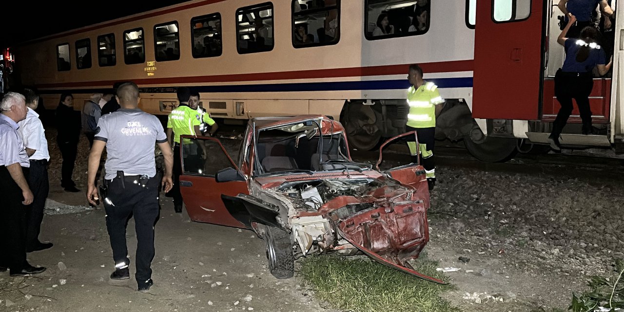 Yolcu treni, raylara bırakılan otomobile çarptı