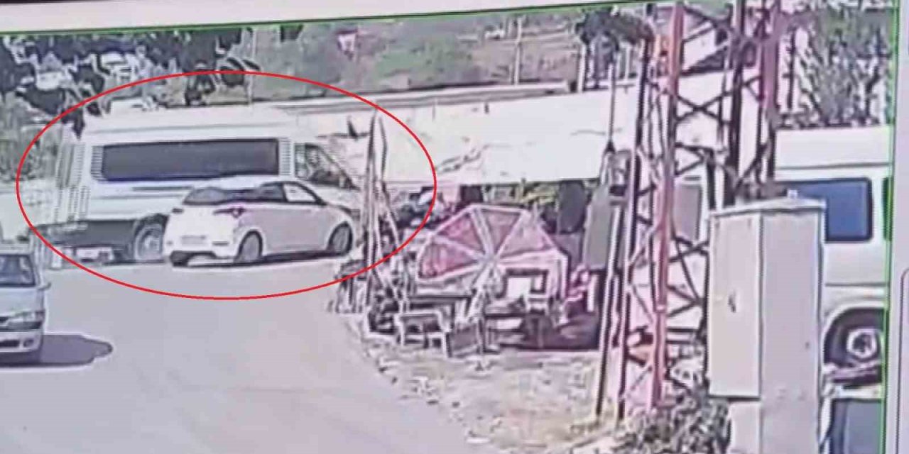 Otomobille çarpışan minibüs dereye uçtu