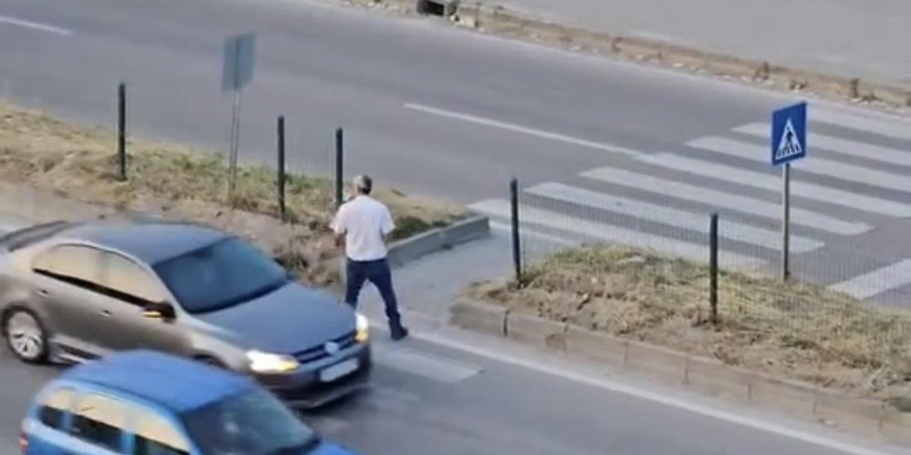 Yaya geçidinde defalarca karşıya geçip geri döndü