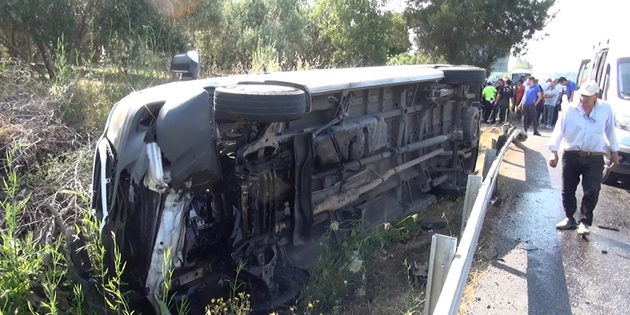 Tur minibüsü devrildi; 5 turist yaralandı