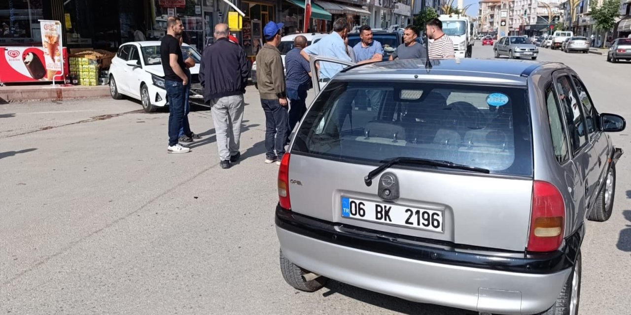 İki otomobil kafa kafaya çarpıştı