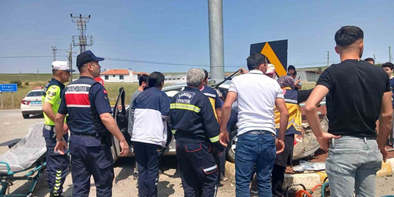 İki otomobil kavşakta çarpıştı: 1 ölü, 4 yaralı