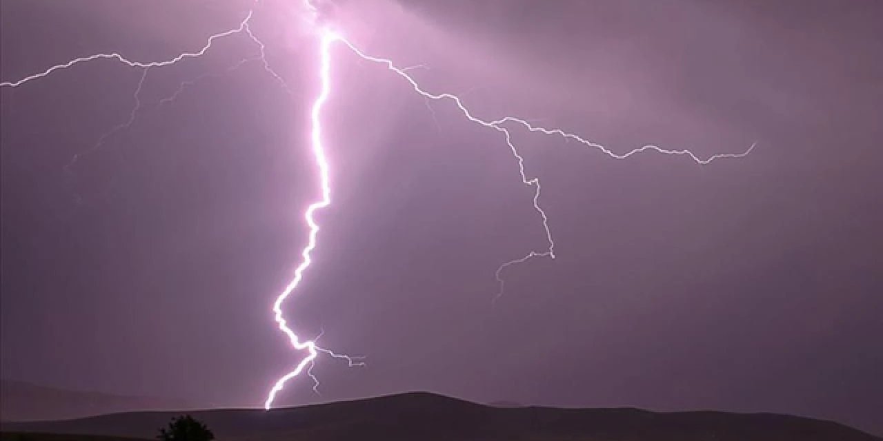 Tarlada çalışan ailenin üzerine yıldırım düştü; 5 yaralı