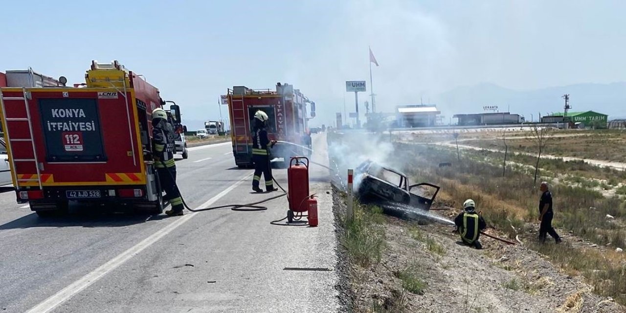 Konya'da seyir halindeki otomobilde yangın... Kullanılamaz hale geldi