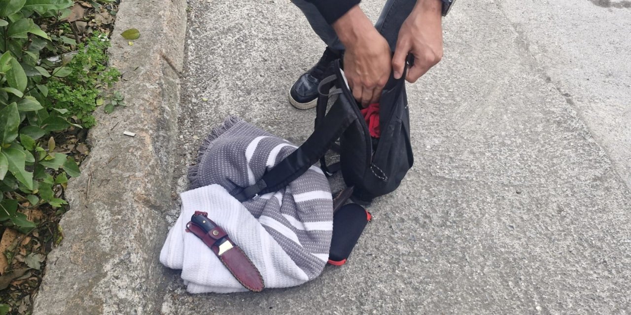 Tanımadığı kadına gül vermek istedi, reddedilince bıçak gösterdi