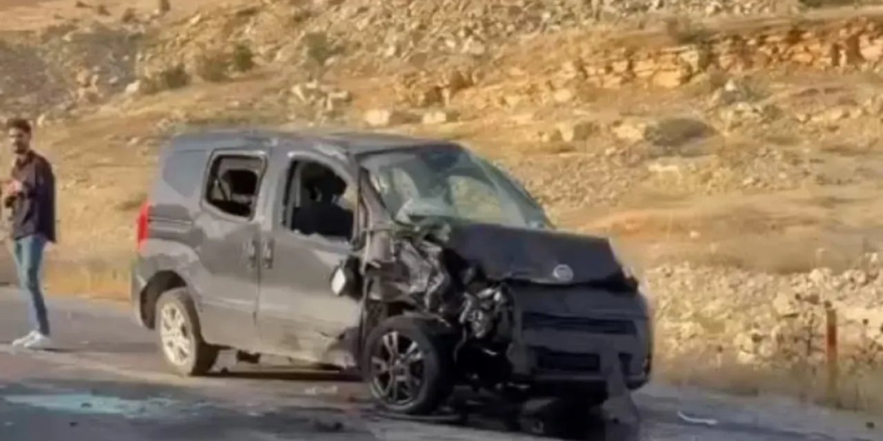 Cip ile hafif ticari araç çarpıştı; 9 yaralı