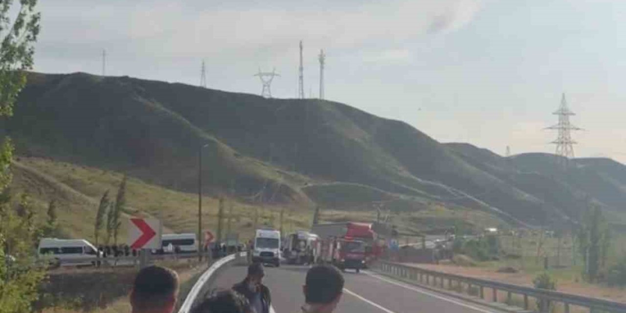 Tır ile otomobil çarpıştı: 1 ölü, 2 yaralı