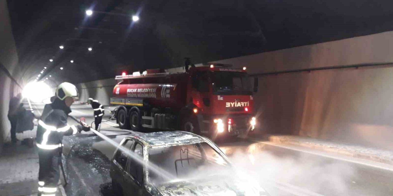 Otomobil, tünel içinde alevlere teslim oldu