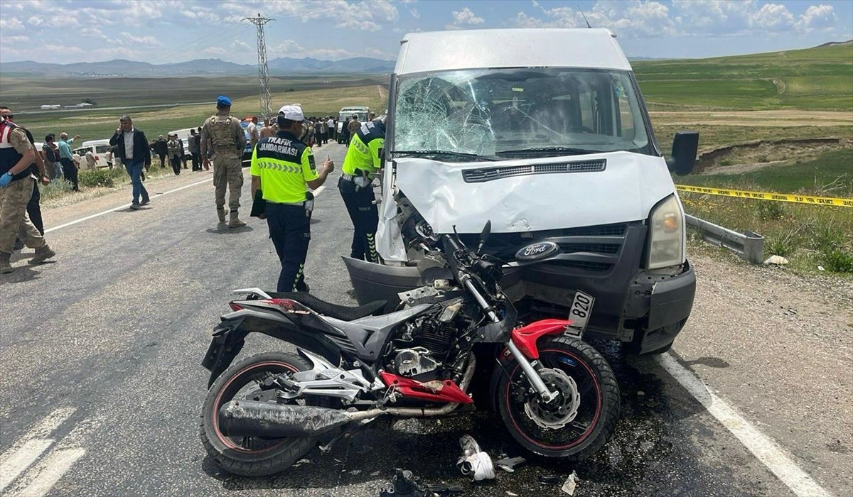 Van'da acı kaza! Motosikletin minibüsle çarpışması sonucu 2 kişi öldü