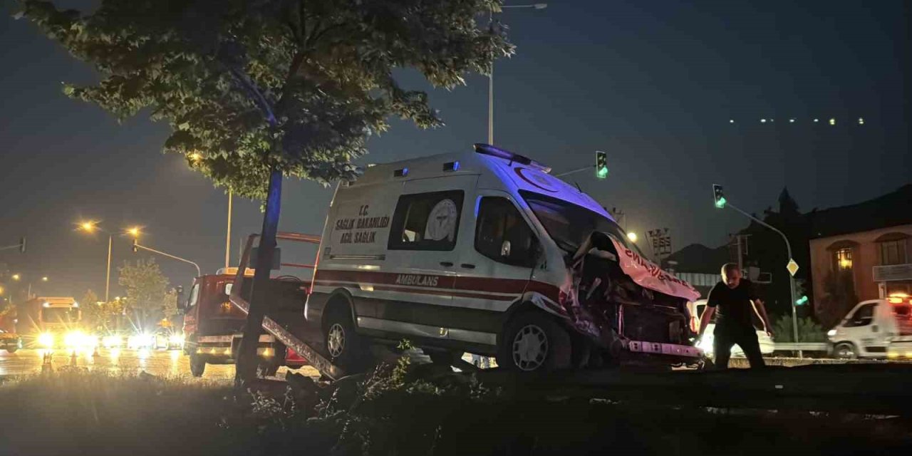 Ambulans ile çarpışan otomobilde can pazarı