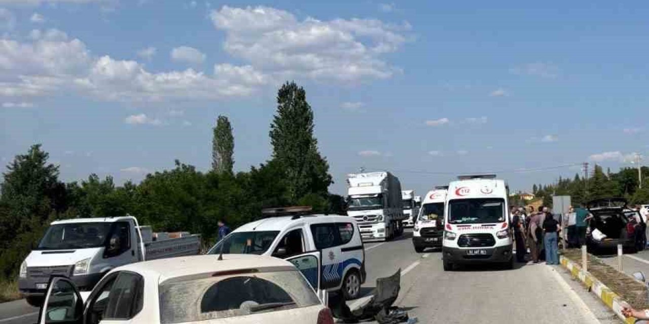 İki Otomobil çarpıştı, 1 ölü, 3 yaralı