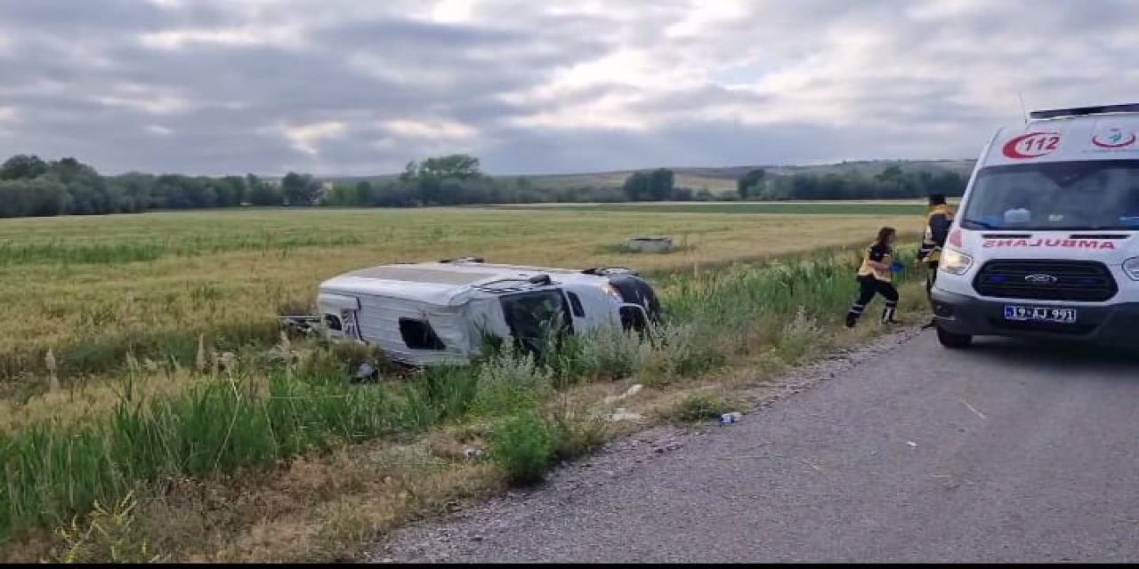 Düğünden dönenleri taşıyan minibüs şarampole devrildi: 1'i ağır, 17 yaralı