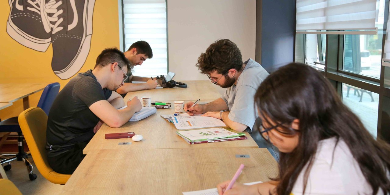 Meram’da kütüphaneler öğrencilerle dolup taşıyor