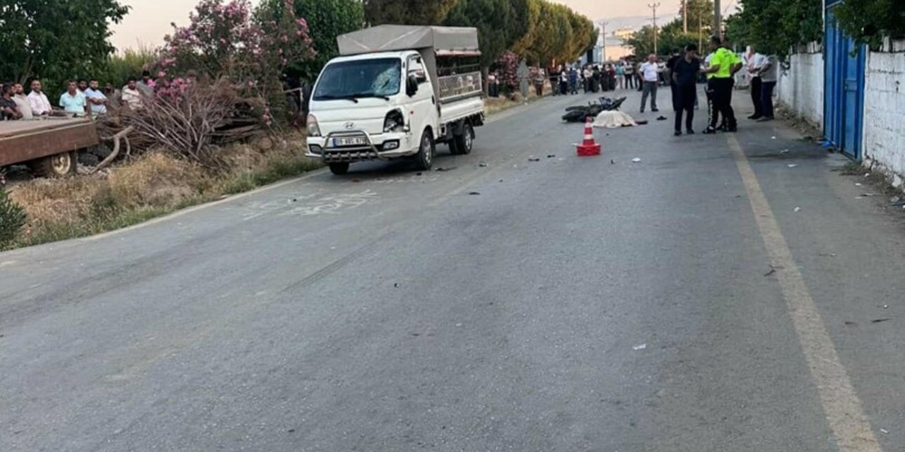 Kamyonet ile motosiklet çarpıştı; 1 ölü, 2 yaralı