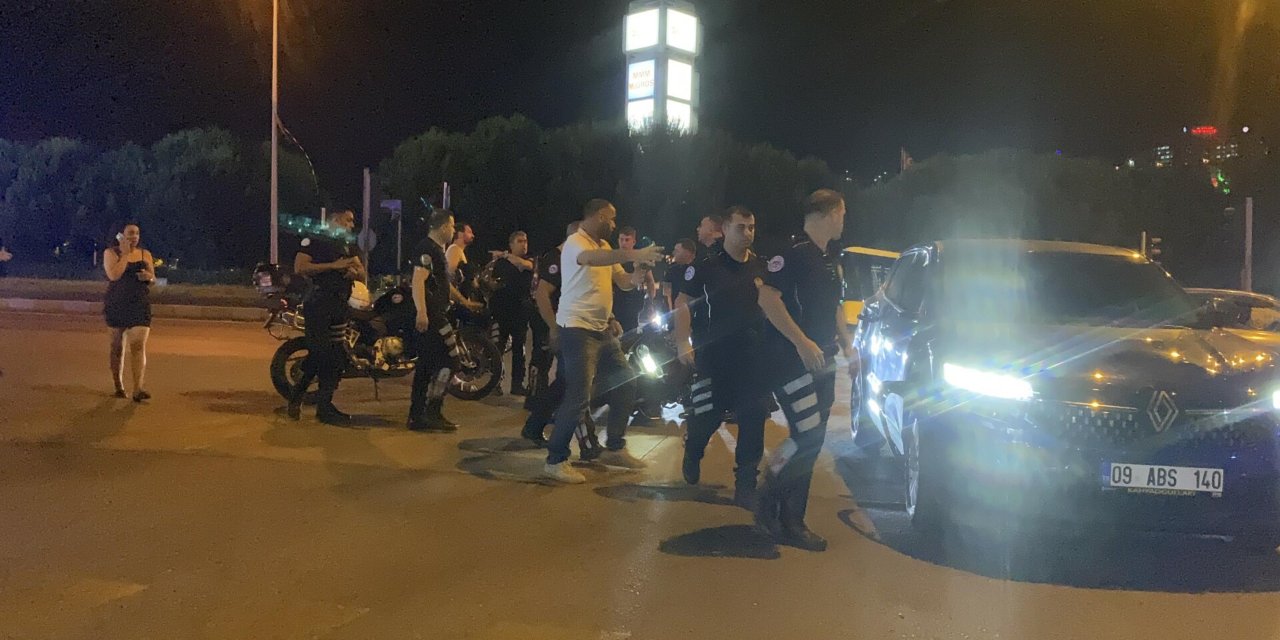 Otomobille çarpışan motosikletteki 2 polis yaralandı