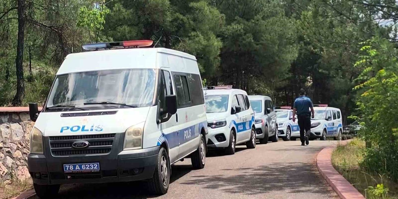 Kent Ormanı bölgesinde ağaca asılı halde ceset bulundu