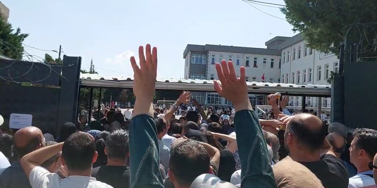 Sınava giren çocuklarını görmek için yarıştılar