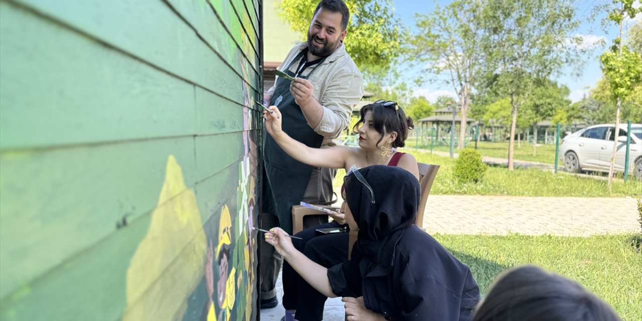Konya'daki öğrenciler duvarları renklendiriyor