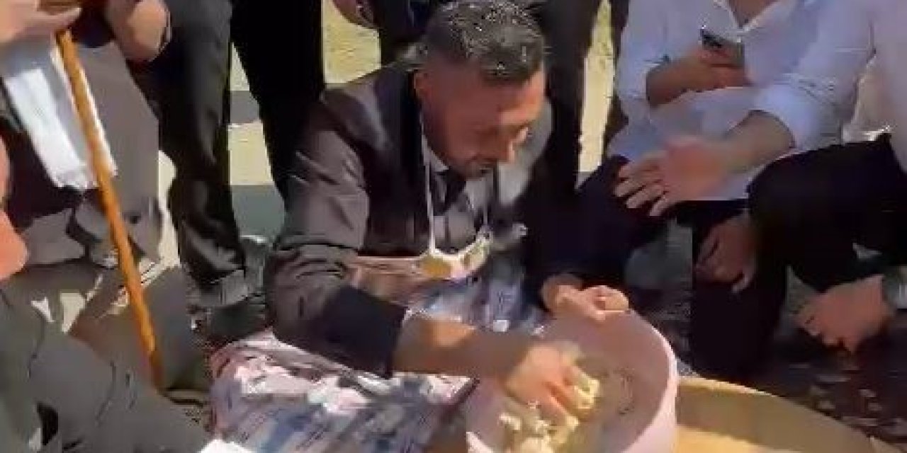 Düğün konvoyunda damada hamur yoğurttular