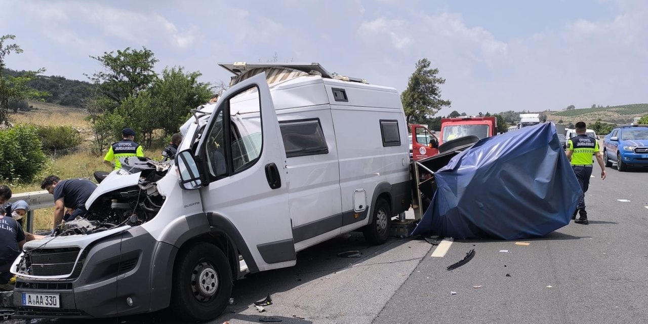 Karavan, otoyolda kamyona çarptı; 1 ölü, 1 yaralı