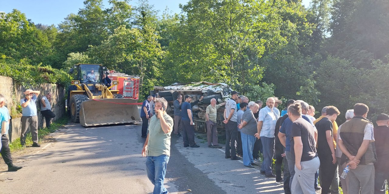 Çay yüklü kamyonet devrildi: 8 yaralı