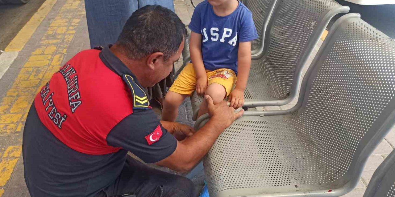 Otobüs beklerken 5 yaşındaki hayatının şokunu yaşadı