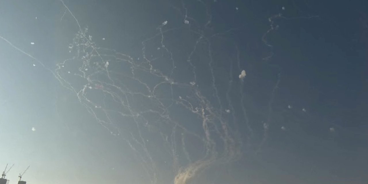 İran'dan İsrail'e balistik füze saldırısı; hastane ile borsa binasında patlama ve yıkım meydana geldi