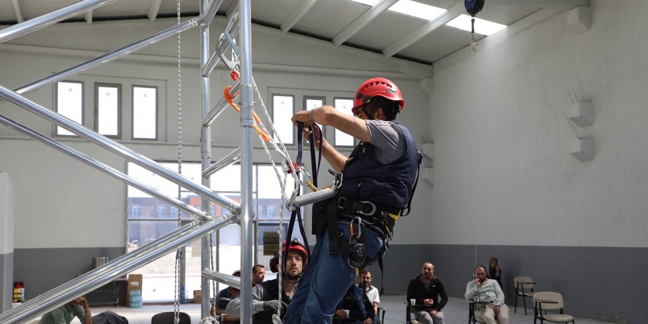 Konya'da belediyesi personeline yüksekte çalışma eğitimi verildi