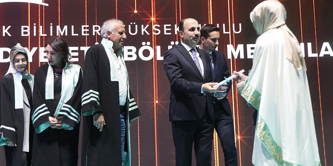 Başkan Altay, KTO Karatay Üniversitesi mezuniyetinde gençlerle buluştu