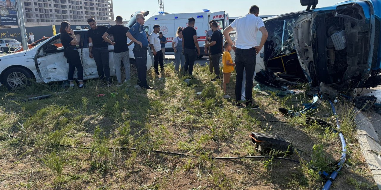 Dolmuş ile otomobil çarpıştı; 5 yaralı