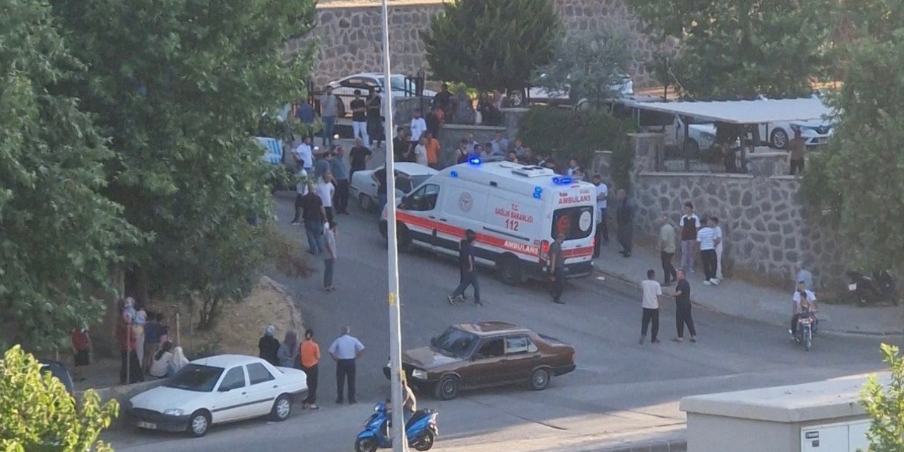 Sokak ortasında iki kardeşe silahlı saldırı