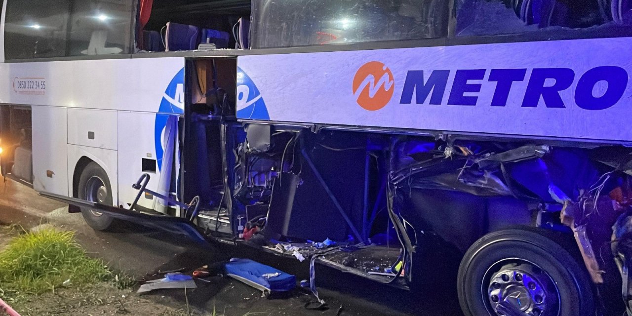 Faciadan dönüldü... Yolcu otobüsü tıra çarptı, 12 kişi yaralandı