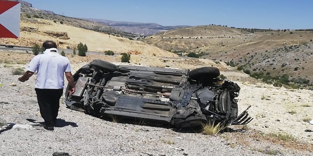 Otomobil bariyerlere çarpıp takla attı: 1 ölü, 2 yaralı