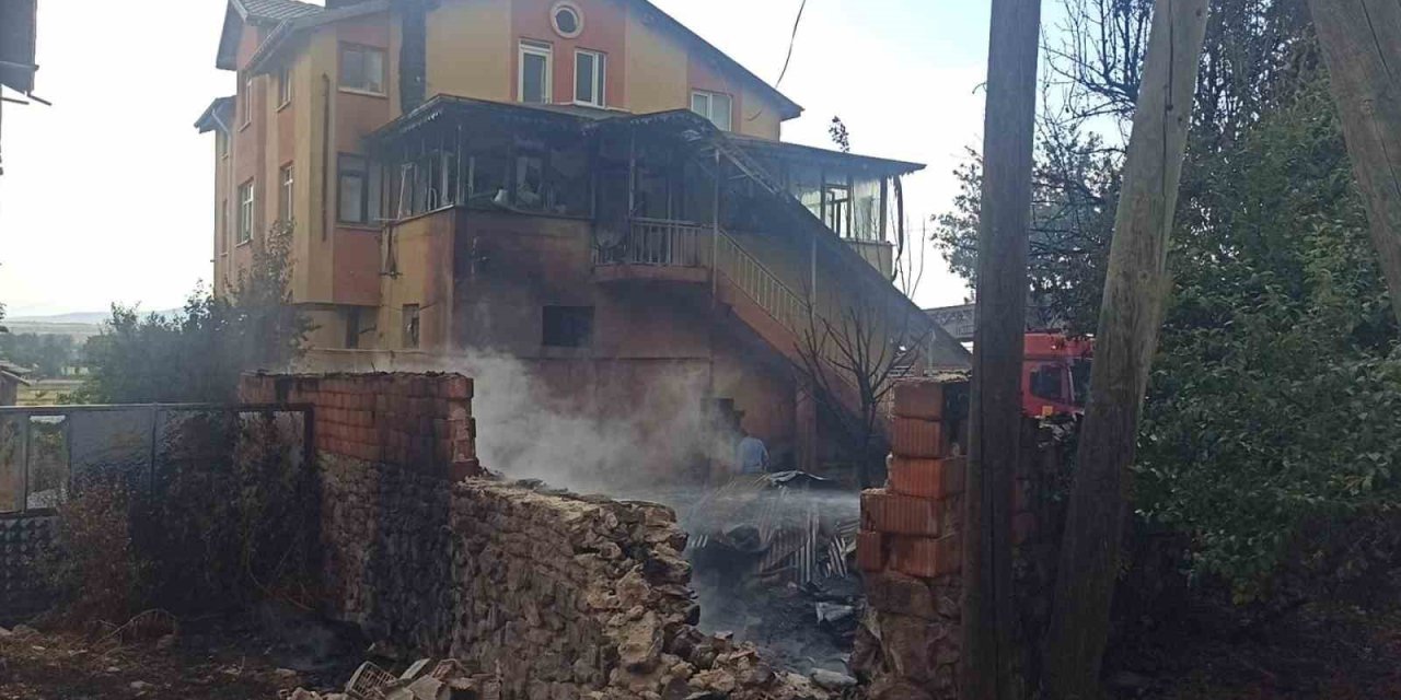 Yer Konya... Otları temizlemek istedi, komşusunun evini yaktı