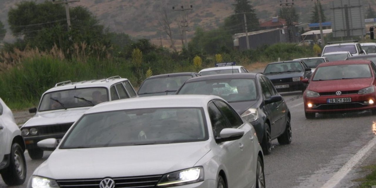 Motosiklet ile otomobil çarpıştı