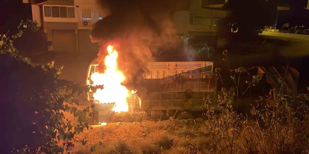 Park halindeki kamyon alev alev yandı
