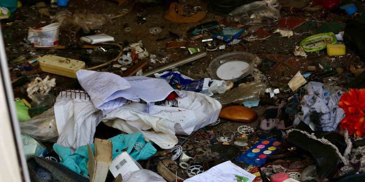 2 ayrı evden 8 kamyon dolusu çöp çıktı