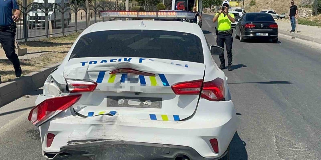 Kamyonet, polis aracına çarptı: 2 polis yaralandı
