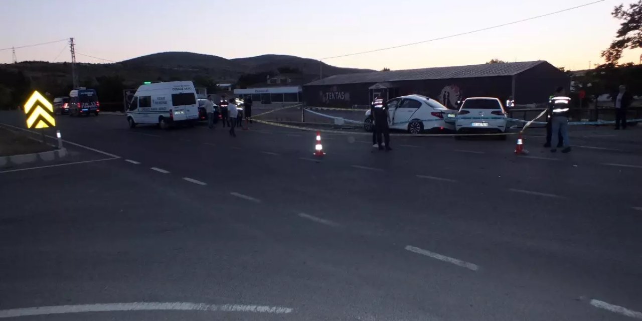 İki otomobil çarpıştı; 2 ölü, 1 yaralı