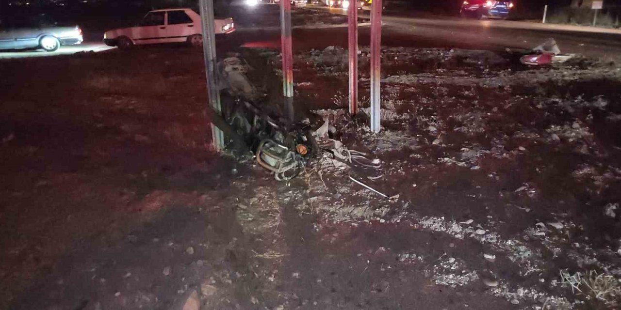 Hafif ticari araçla çarpışan motosikletin sürücüsü öldü