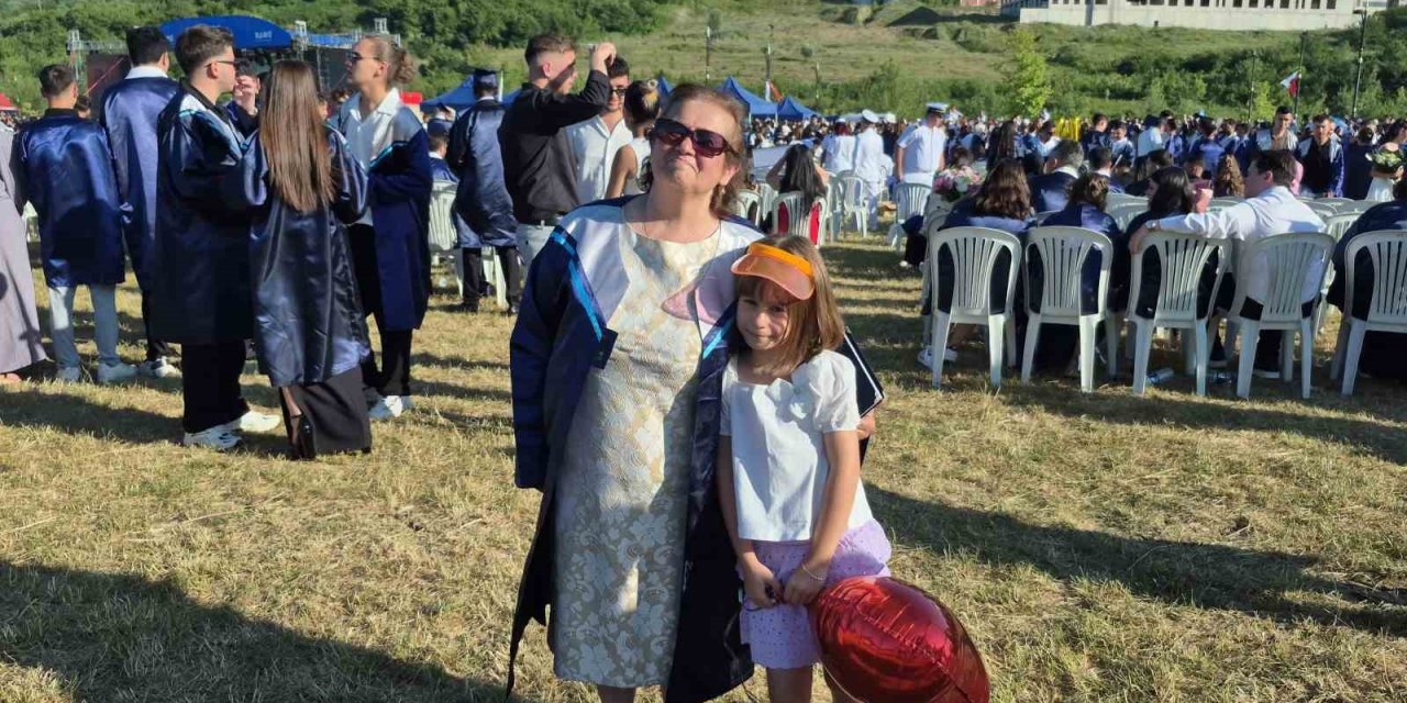 59 yaşındaki Hatice Gülbezer birincilikle üniversiteyi bitirdi