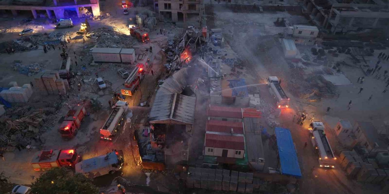 İşçilerin kaldığı prefabrik yatakhane alevlere teslim oldu