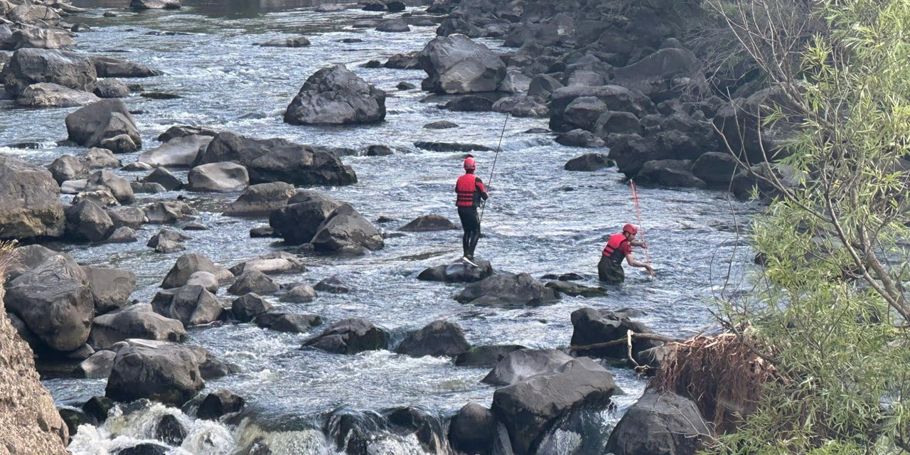 Kura Nehri'ne 2 kişiden 1'i boğuldu, 1'i kayıp