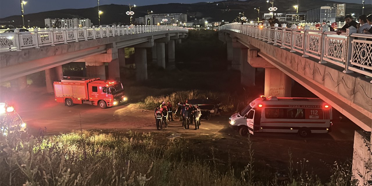 Otomobil, Kızılırmak'taki köprüden düştü