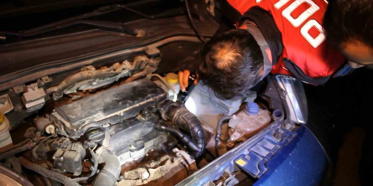 Polis aracın kaputunu açtı, motordan çıkan şaşırttı