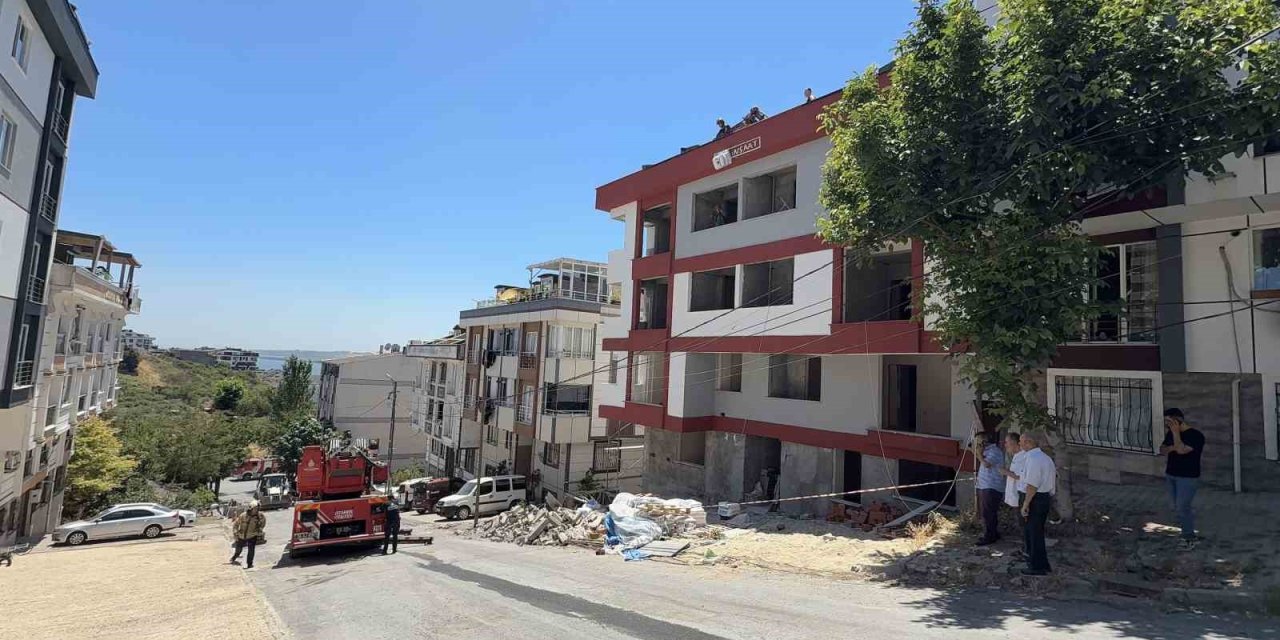 Akıma kapılan işçi inşaattan düştü